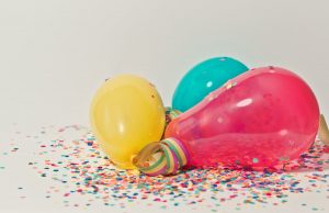 ballonger och konfetti